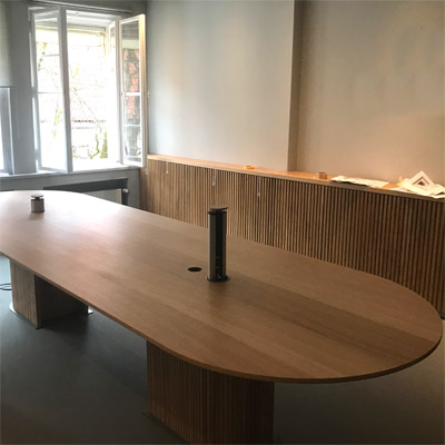 XXL Konferenztisch mit Kabeltank und Wandverkleidung Eiche