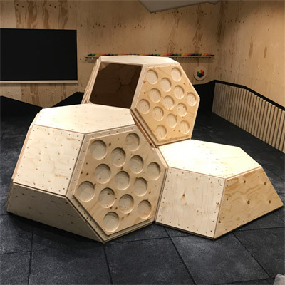 Beleuchtete Silhouette als Wandverkleidung mit integriertem Bildschirm Spieltisch Panorama, Spielinsel, Klimmzugstangen