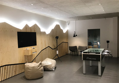 Beleuchtete Silhouette als Wandverkleidung mit integriertem Bildschirm Spieltisch Panorama, Spielinsel, Klimmzugstangen