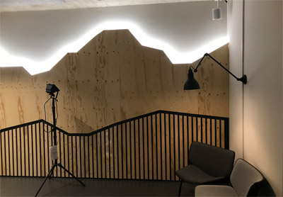 Beleuchtete Silhouette als Wandverkleidung mit integriertem Bildschirm Spieltisch Panorama, Spielinsel, Klimmzugstangen