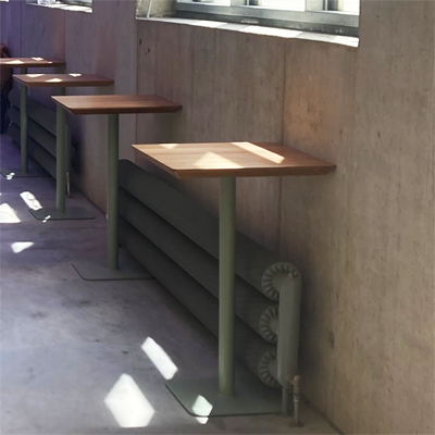 Bistrotisch Stehtisch Schweiz mit Schweizer Kante 